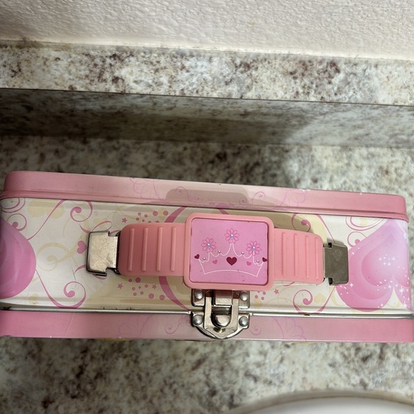 The tin box company, disneys  princess metal tin box with vintage stamps . - Picture 10 of 14